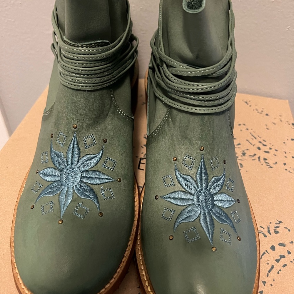 Womens size 11 leather ankle boots